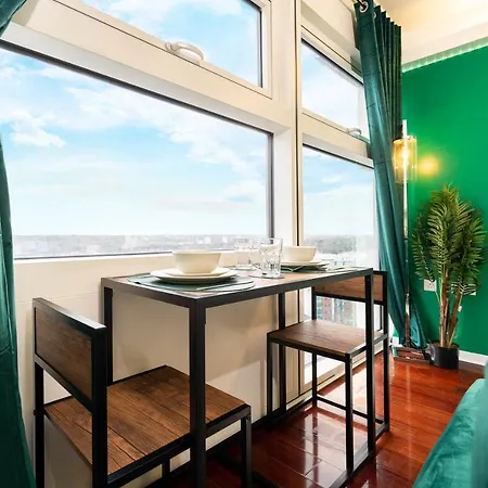 Apartment Maevela - Floor Rolex Themed Studio Apt Inside The Cube, Mailbox - Free Netflix & Wifi