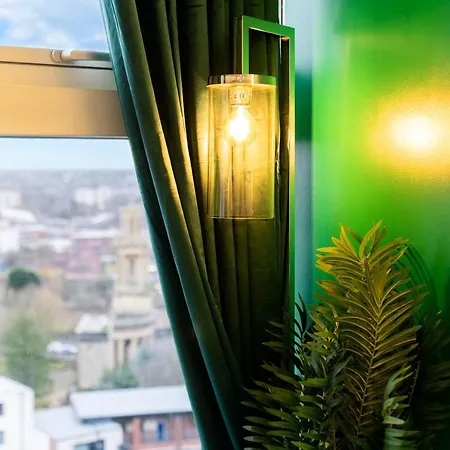 Maevela - Floor Rolex Themed Studio Apt Inside The Cube, Mailbox - Free Netflix & Wifi Birmingham